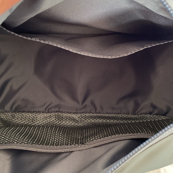 ❤️ Lululemon Mini Shoulder Bag 4L Grey Sage NWT - Picture 14 of 16